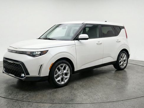 Used 2025 Kia Soul LX w/ LX Technology Package FWD image 3
