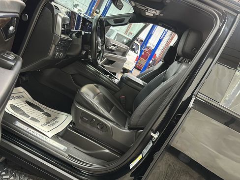 Used 2025 Chevrolet Suburban Z71 image 15