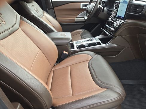 Used 2021 Ford Explorer King Ranch w/ Premium Technology Package image 15