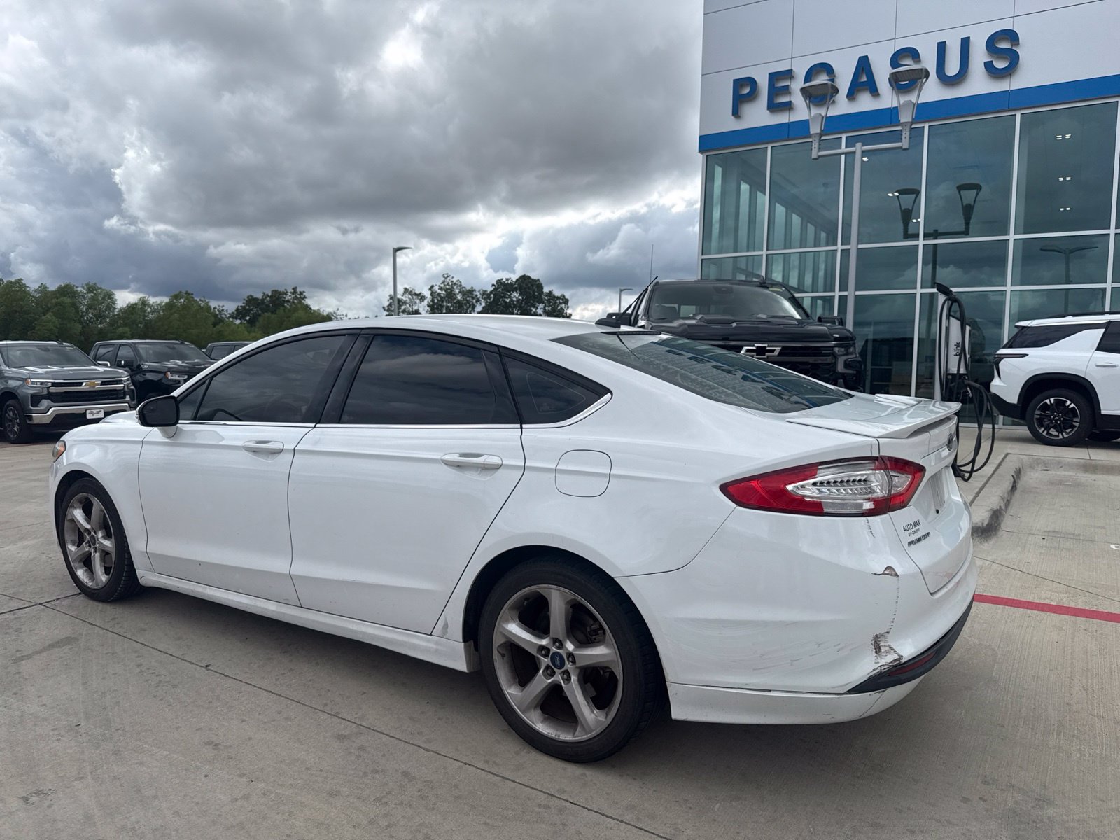 Used 2015 Ford Fusion SE w/ Equipment Group 201A FWD image 3
