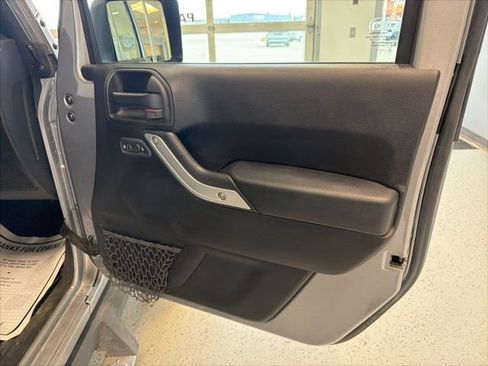 Used 2017 Jeep Wrangler Unlimited Rubicon w/ Connectivity Group AWD/4WD image 33