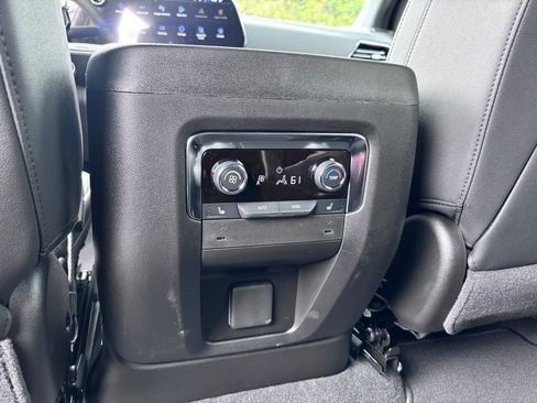 New 2025 Chevrolet Suburban Premier image 38