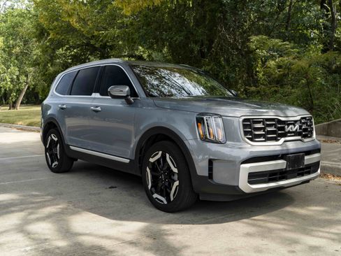Used 2025 Kia Telluride S FWD image 2