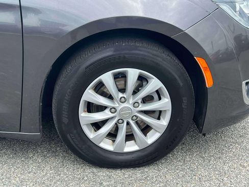 Used 2017 Chrysler Pacifica Touring-L FWD image 11