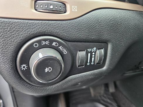 Used 2015 Jeep Cherokee Limited w/ Technology Group AWD/4WD image 17