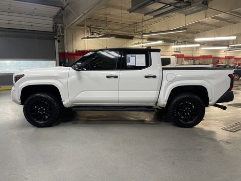 Used 2025 Toyota Tacoma SR image 7