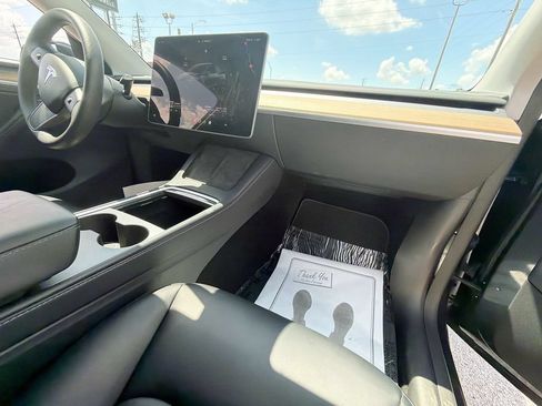 Used 2024 Tesla Model Y Long Range AWD/4WD image 34