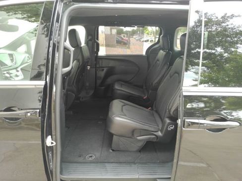 Used 2026 Chrysler Pacifica Select FWD image 18