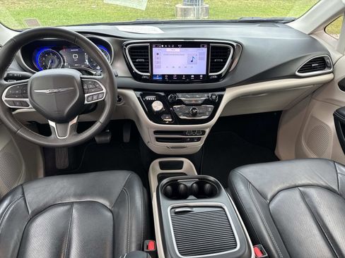 Used 2022 Chrysler Pacifica Touring-L FWD image 14