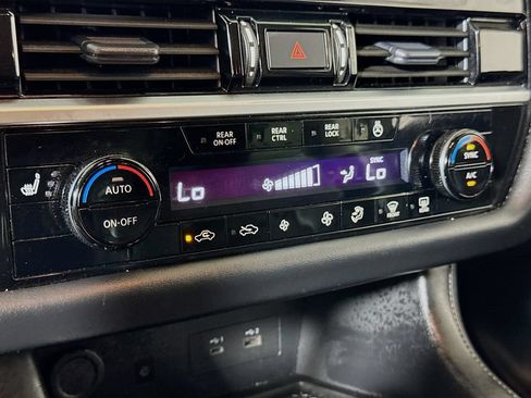 Used 2025 Nissan Pathfinder SL FWD image 14