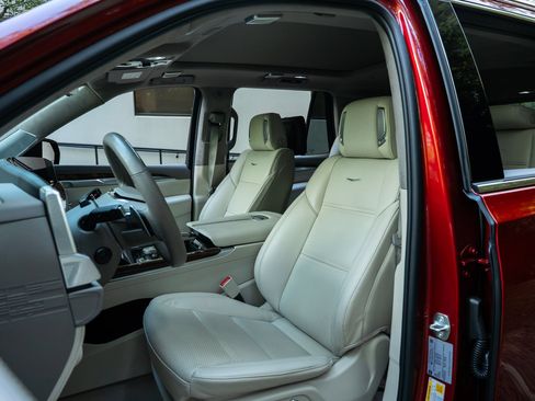 Used 2025 Cadillac Escalade Premium Luxury Platinum AWD/4WD image 8