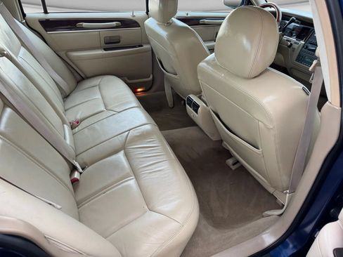 Used 2010 Lincoln Town Car Signature Limited RWD image 21