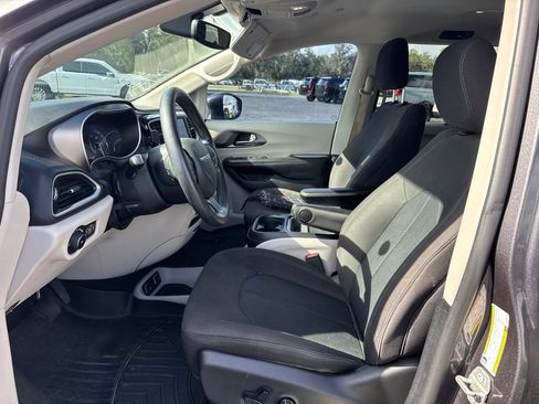 Used 2020 Chrysler Pacifica Touring FWD image 9