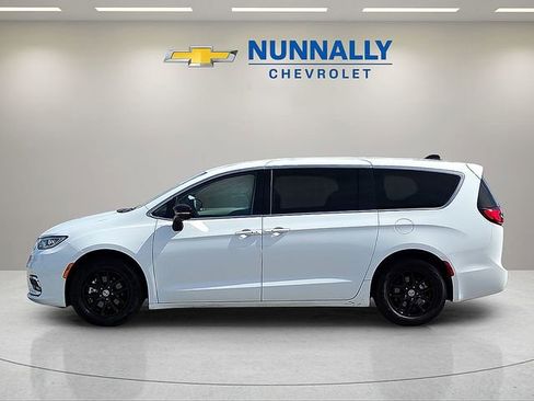 Used 2024 Chrysler Pacifica Touring-L FWD image 2