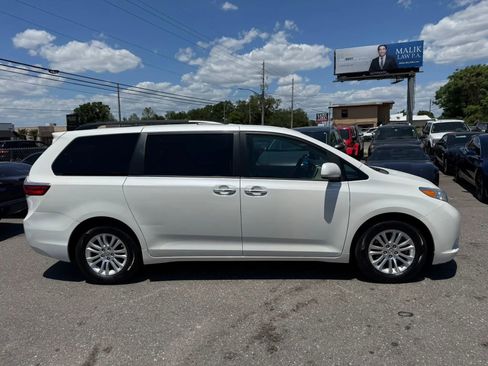 Used 2017 Toyota Sienna XLE image 4