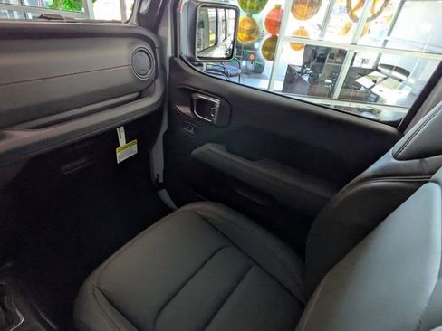 New 2026 Jeep Gladiator Mojave w/ Technology Group AWD/4WD image 18