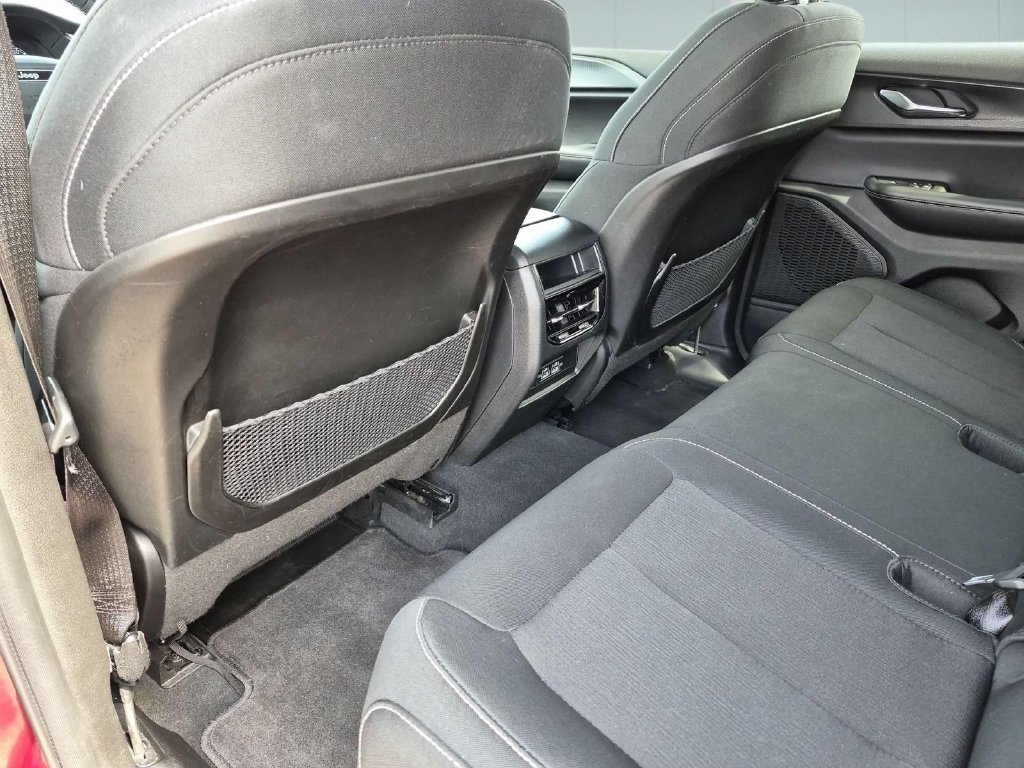 Used 2024 Jeep Grand Cherokee Laredo X AWD/4WD image 31