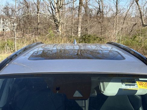 Used 2021 Toyota RAV4 XLE Premium image 3