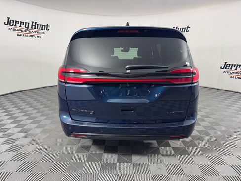 Used 2025 Chrysler Pacifica Limited image 10