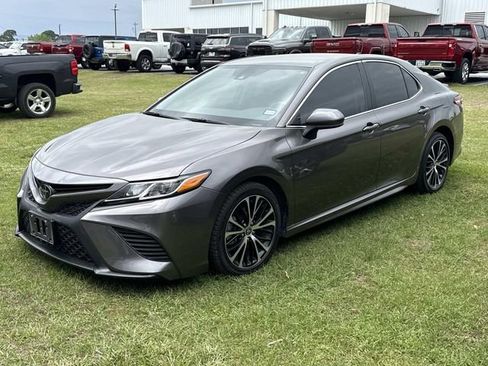 Used 2020 Toyota Camry SE image 3