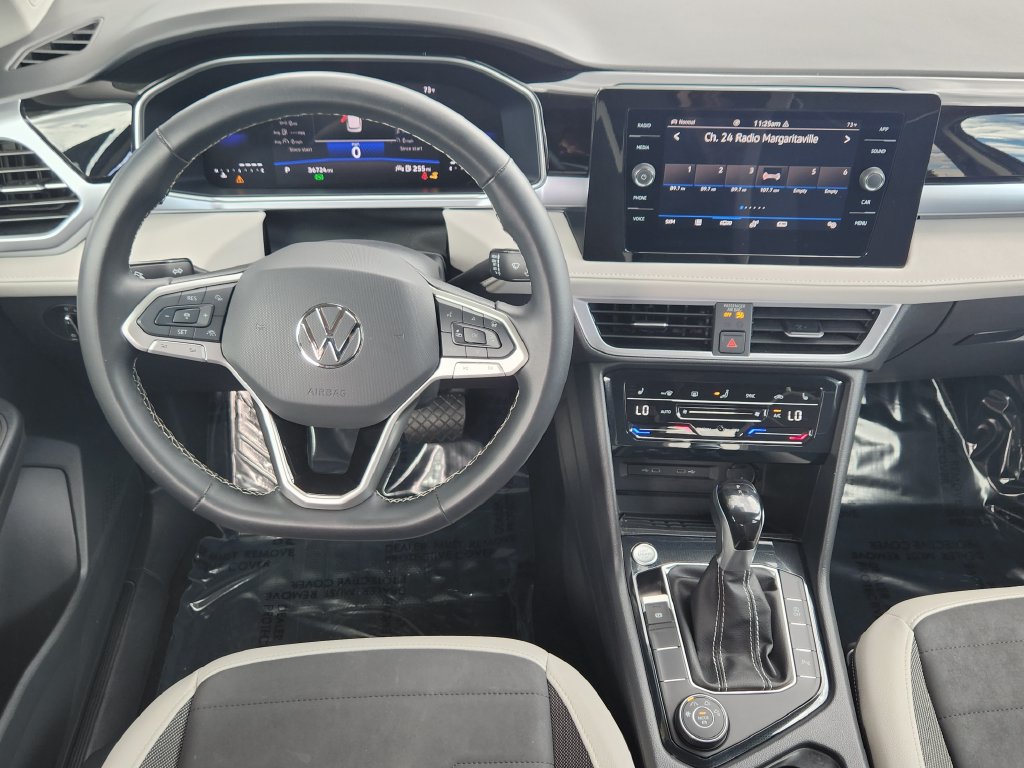 Used 2025 Volkswagen Taos SE AWD/4WD image 3