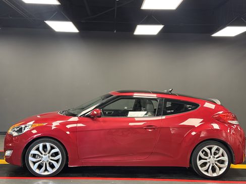 Used 2013 Hyundai Veloster w/ Style Pkg image 3