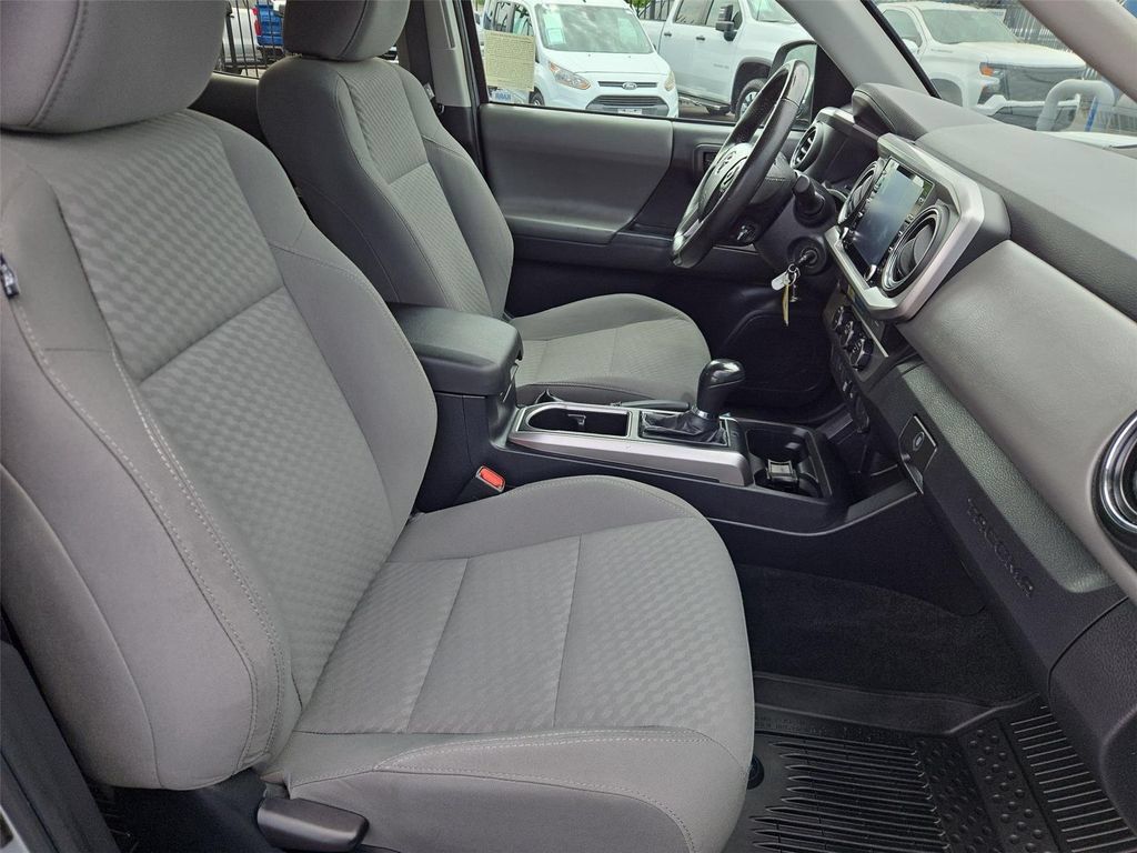 Used 2022 Toyota Tacoma SR5 RWD image 17