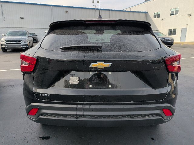 Used 2025 Chevrolet Trax LS w/ LS Convenience Package FWD image 2