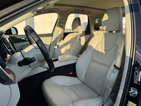 Used 2021 Volvo XC60 T6 Momentum w/ Premium Package AWD/4WD image 5