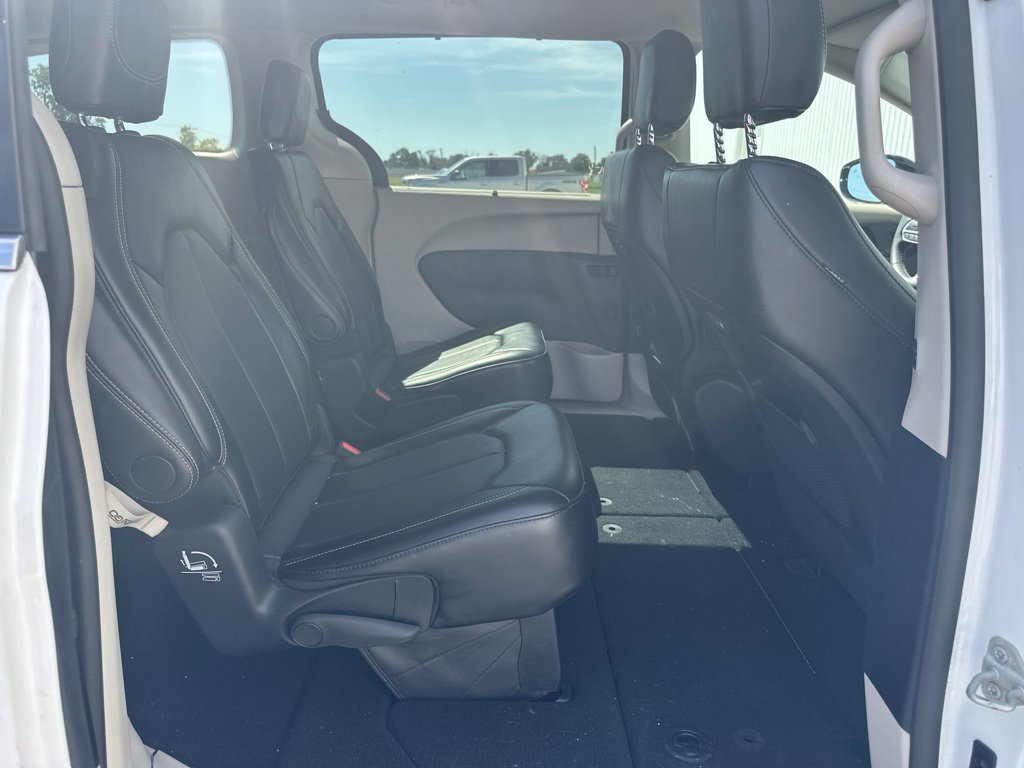 Used 2024 Chrysler Pacifica Touring-L FWD image 18