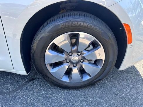 Used 2020 Chrysler Pacifica Limited w/ Advanced Safetytec Group FWD image 12