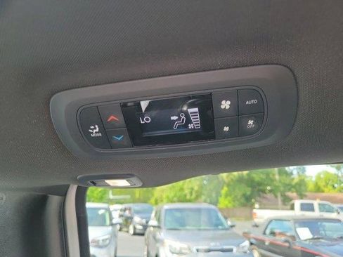 Used 2018 Chrysler Pacifica Touring-L Plus w/ S Appearance Package image 12