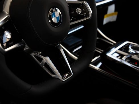 Certified 2025 BMW 760i xDrive w/ Executive Package image 18