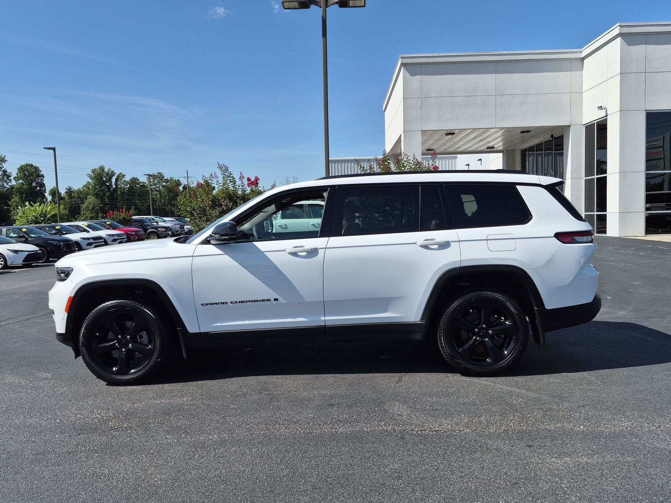 Used 2025 Jeep Grand Cherokee L Limited w/ Luxury Tech Group II RWD image 8