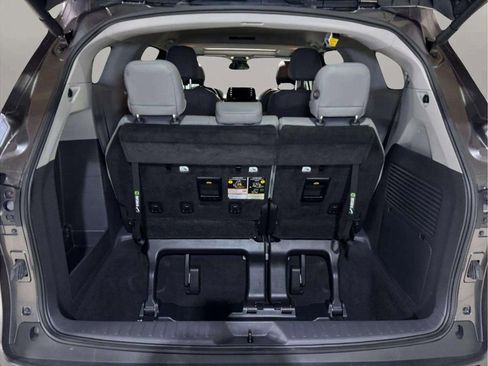 Used 2022 Toyota Sienna XLE image 32