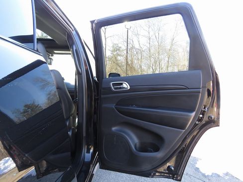 Used 2020 Jeep Grand Cherokee Altitude image 15