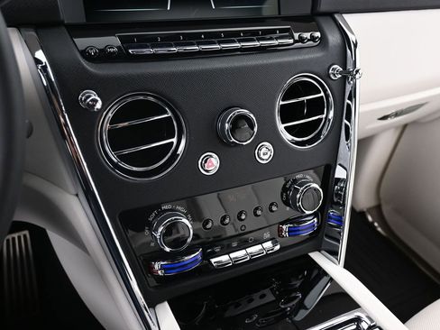 Certified 2022 Rolls-Royce Cullinan AWD/4WD image 23