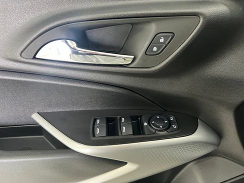 Used 2025 Chevrolet Trax RS w/ Sunroof Package FWD image 21