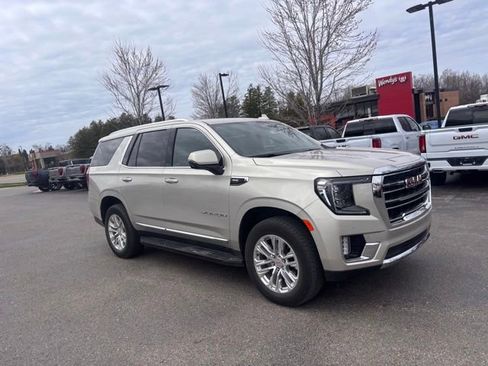 Used 2024 GMC Yukon SLT w/ SLT Luxury Package AWD/4WD image 4