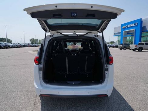 Used 2025 Chrysler Pacifica Limited FWD image 14