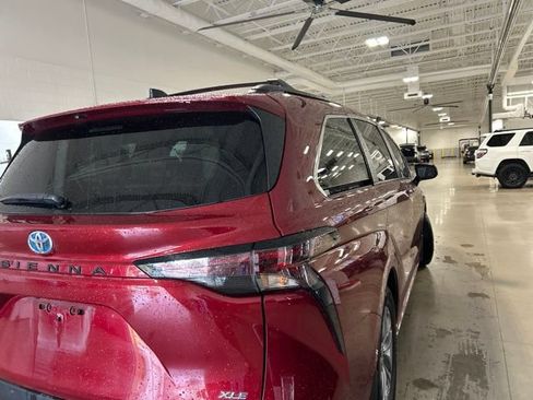 Used 2023 Toyota Sienna XLE FWD image 3