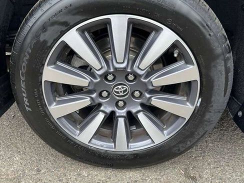 Used 2020 Toyota Sienna XLE w/ XLE Navigation Package image 13