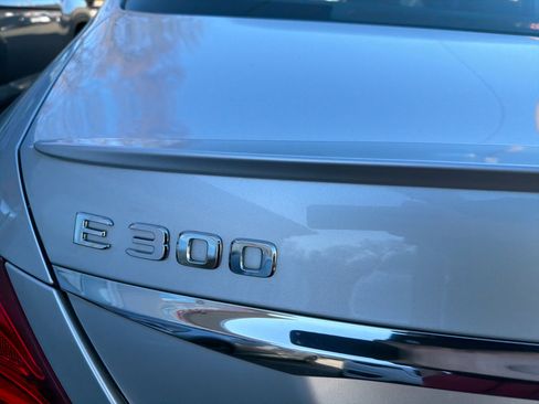 Used 2017 Mercedes-Benz E 300 4MATIC image 9
