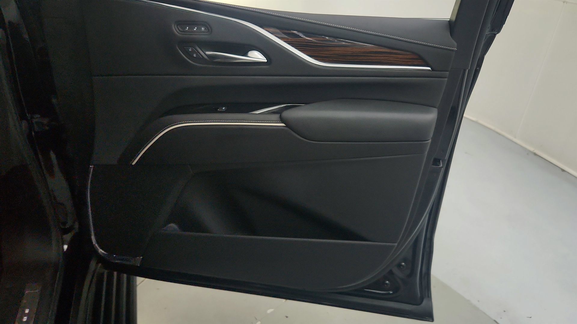 Certified 2023 Cadillac Escalade Premium Luxury w/ LPO, Radiant Package AWD/4WD image 26