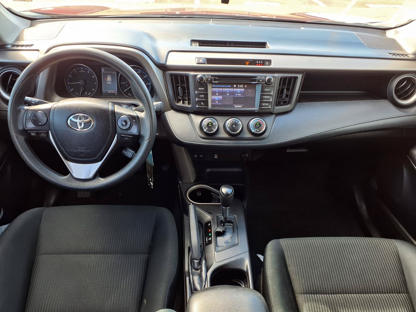 Used 2018 Toyota RAV4 LE FWD image 5