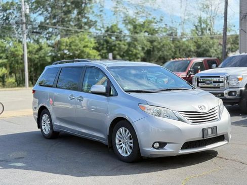 Used 2017 Toyota Sienna XLE w/ Outdoor Package FWD image 4