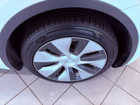 Used 2021 Tesla Model Y Long Range AWD/4WD image 17
