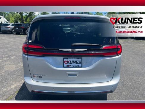Used 2024 Chrysler Pacifica Touring-L FWD image 6