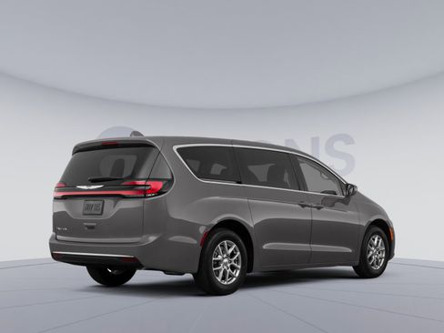 Used 2023 Chrysler Pacifica Touring-L FWD image 4