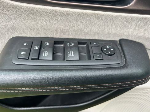 Used 2019 Chrysler Pacifica Touring-L w/ Tire & Wheel Group FWD image 15